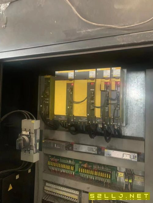 重慶工廠在位永華3024重型龍門、二線一硬導軌、BT50皮帶主軸6000轉、三軸行.