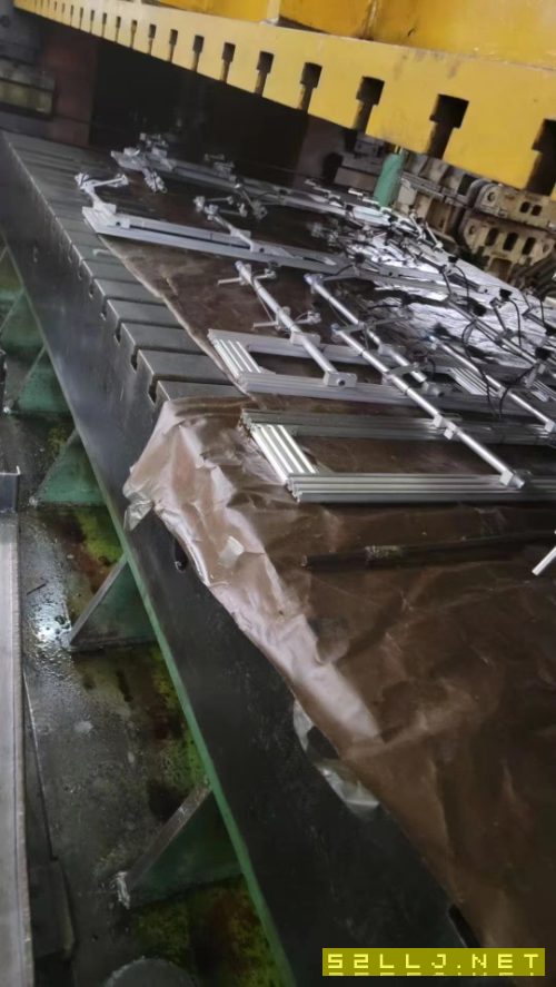 急售：框架式新款2000噸液壓機，天津鍛壓產，新款，臺面4.2米乘2.15米，帶.