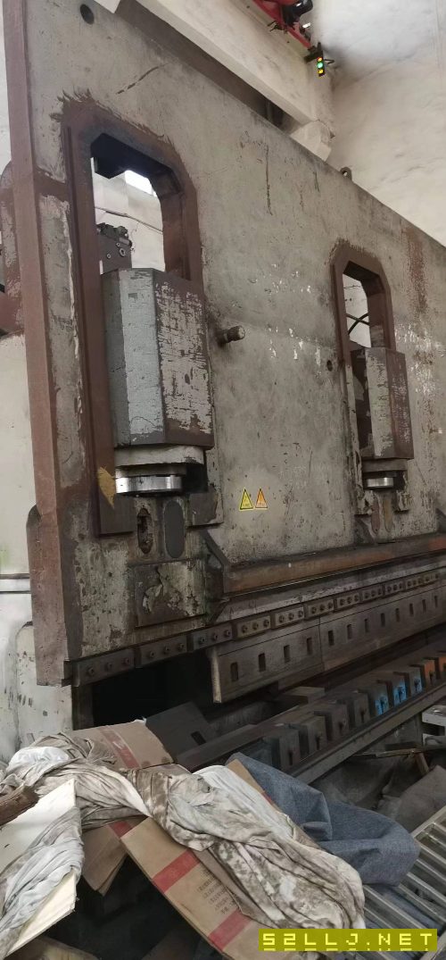 1000噸8米折彎機在位交鐵處理
