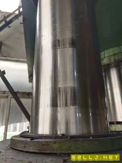 兩臺精品液壓機。