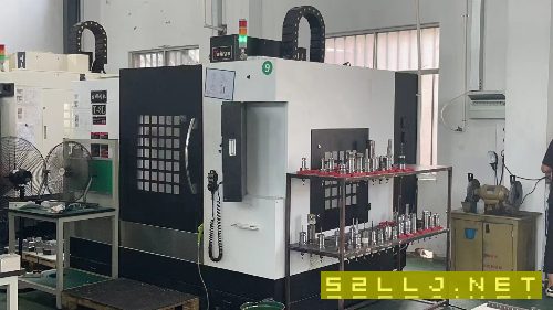 工廠在位出售臺(tái)群850兩線一硬加工中心一臺(tái)，價(jià)格合適.