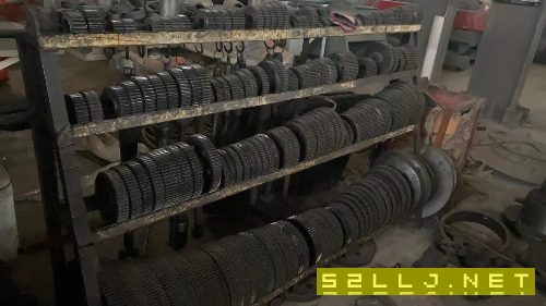 兩臺(tái)滾齒機(jī)，一臺(tái)Y320.一臺(tái)31150