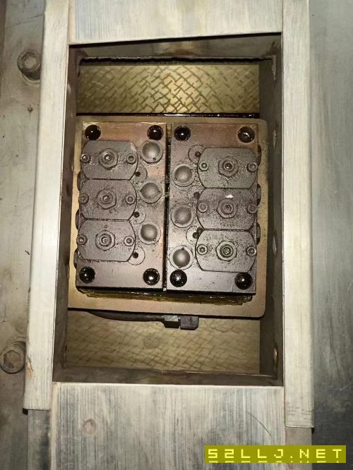 出售:上海機(jī)床廠MQ13502米外圓磨床，導(dǎo)軌滿花紋。