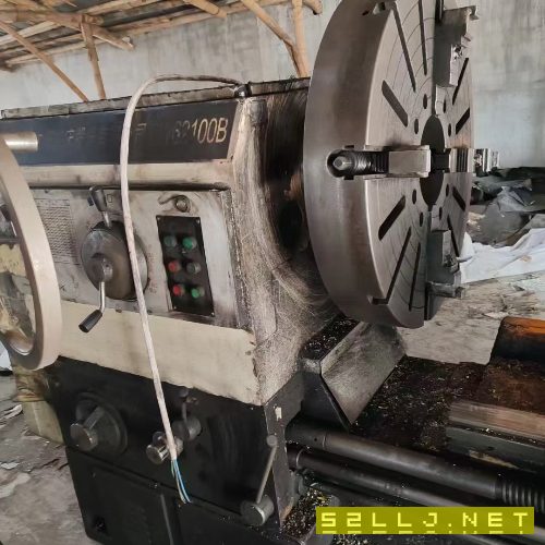 沈陽62100普通車床，同款兩臺。有一臺缺少尾座，全部.