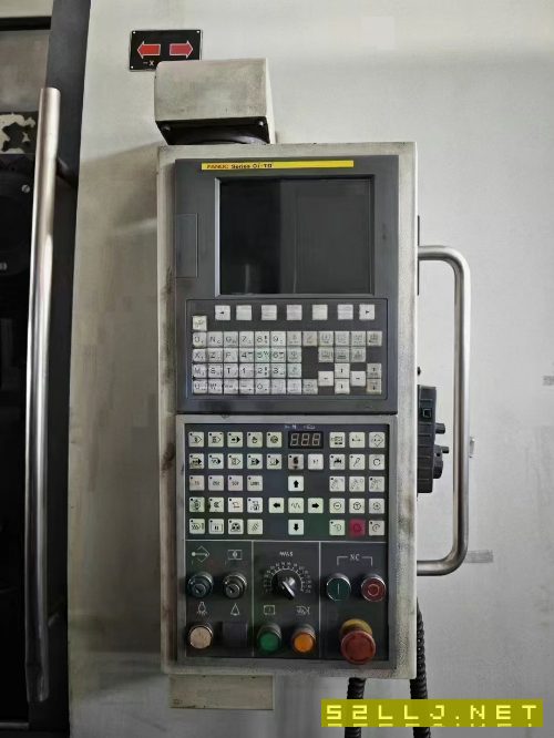 沈陽(yáng)6070立車，同款兩臺(tái)，一臺(tái)24寸卡盤，一臺(tái)21寸卡盤.
