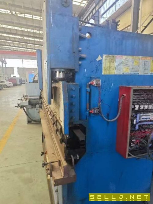出售三臺折彎機，兩臺63X2500的，一臺100X2500的，少.