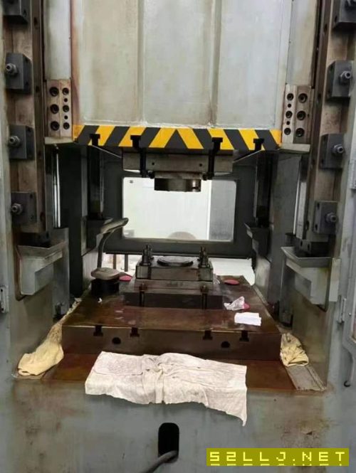 天鍛1600噸框架液壓機，臺面1.21.2，開口1.2米，油缸.