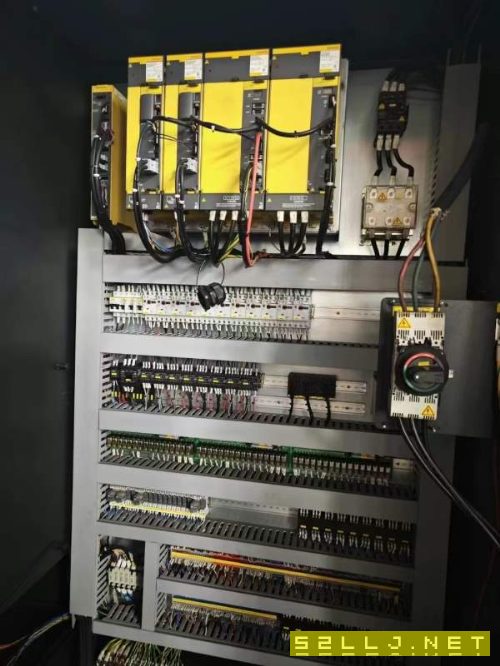 韓國斗山800臥加，HM805。雙工作臺，BT50齒輪頭，三軸.