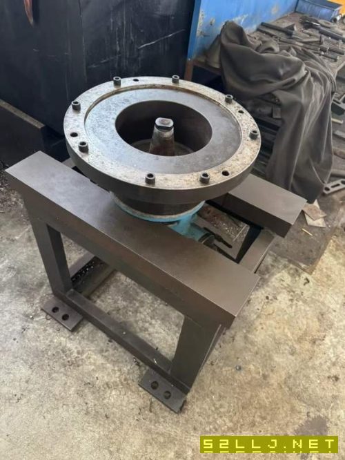 2017年泉州嘉泰4025重型龍門一臺(tái)，bt50齒輪頭，工作臺(tái).