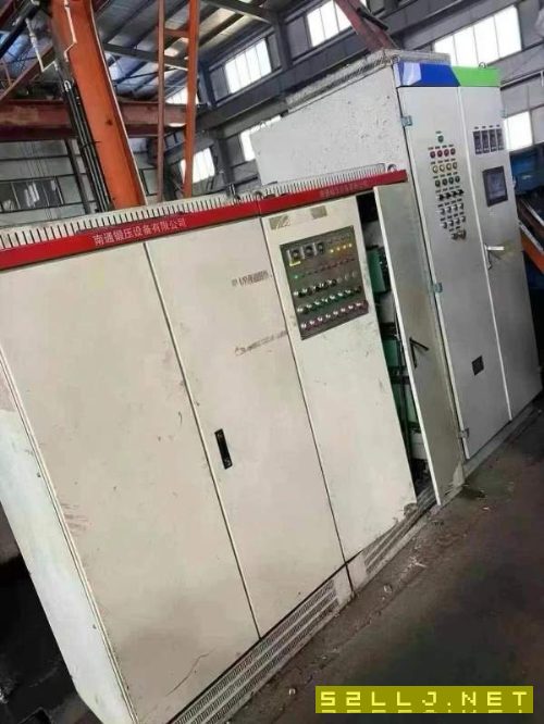 南通總廠2000噸框架液壓機。有效臺面2.5X5米，移動臺.