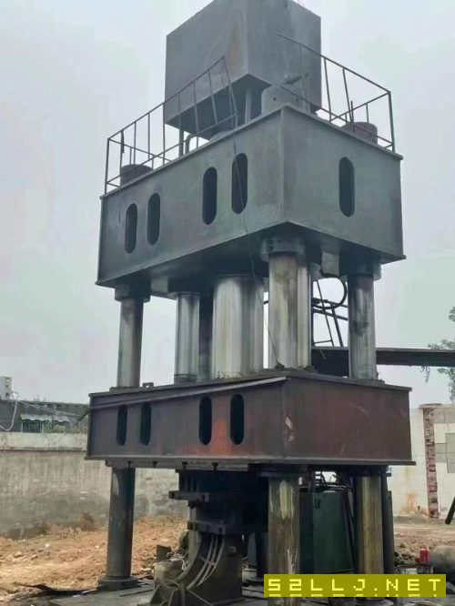 南通鍛壓2000噸，臺面2米3米，開口3米，油缸行程1.8米.
