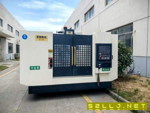 冠馳1370立式加中心三軸滾柱線軌.X-Z軸六滑塊發那科0i.
