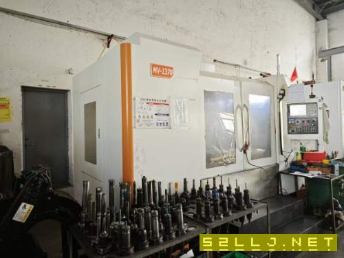 剛剛買下蘇州正權(quán)1370模具機(jī)一臺，兩線一硬，BT50主軸.