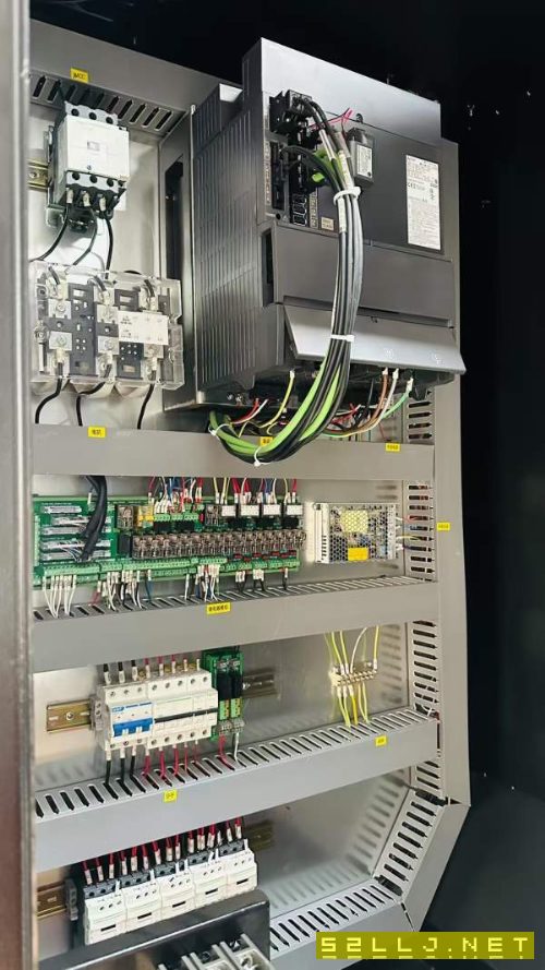 打包出三臺九九新江蘇京陽VMC-856立加行程0工作臺BT40.
